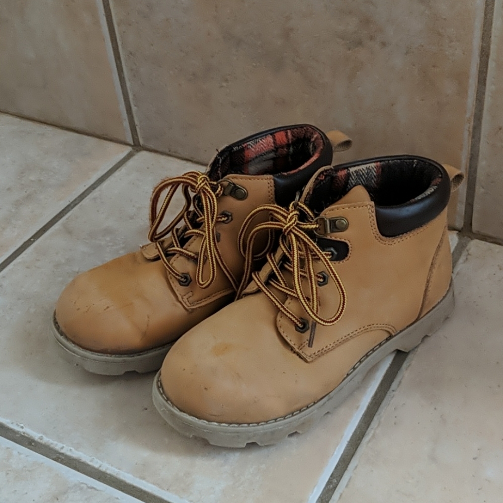 Youth boots